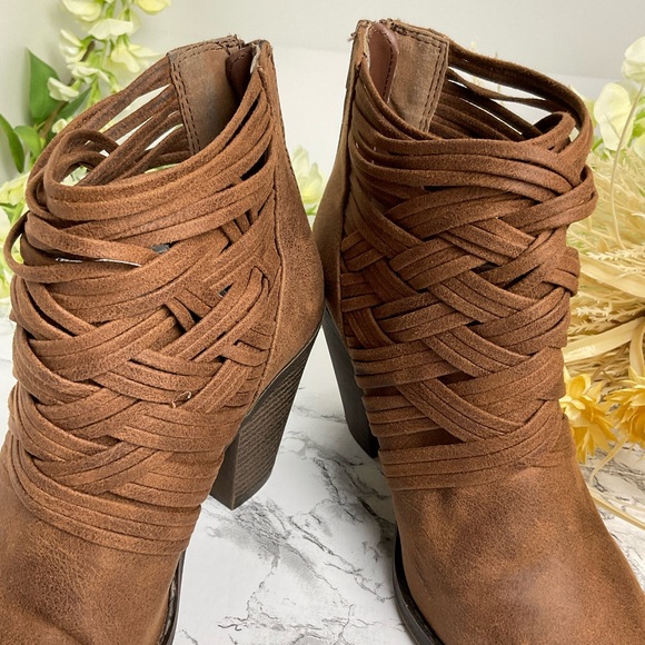 Fergalicious by Fergie Whisper, Cognac Brown Leather Booties Sz7.5 Gently Used - Picture 9 of 10